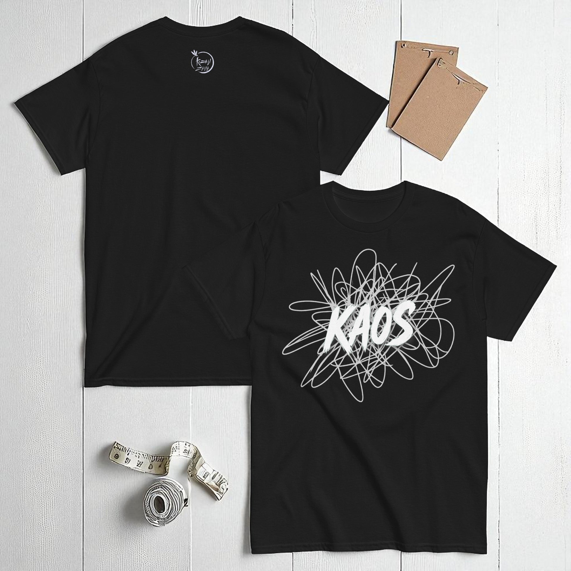 Composicion flatlay con camiseta negra y camiseta blanca kaos y accesorios