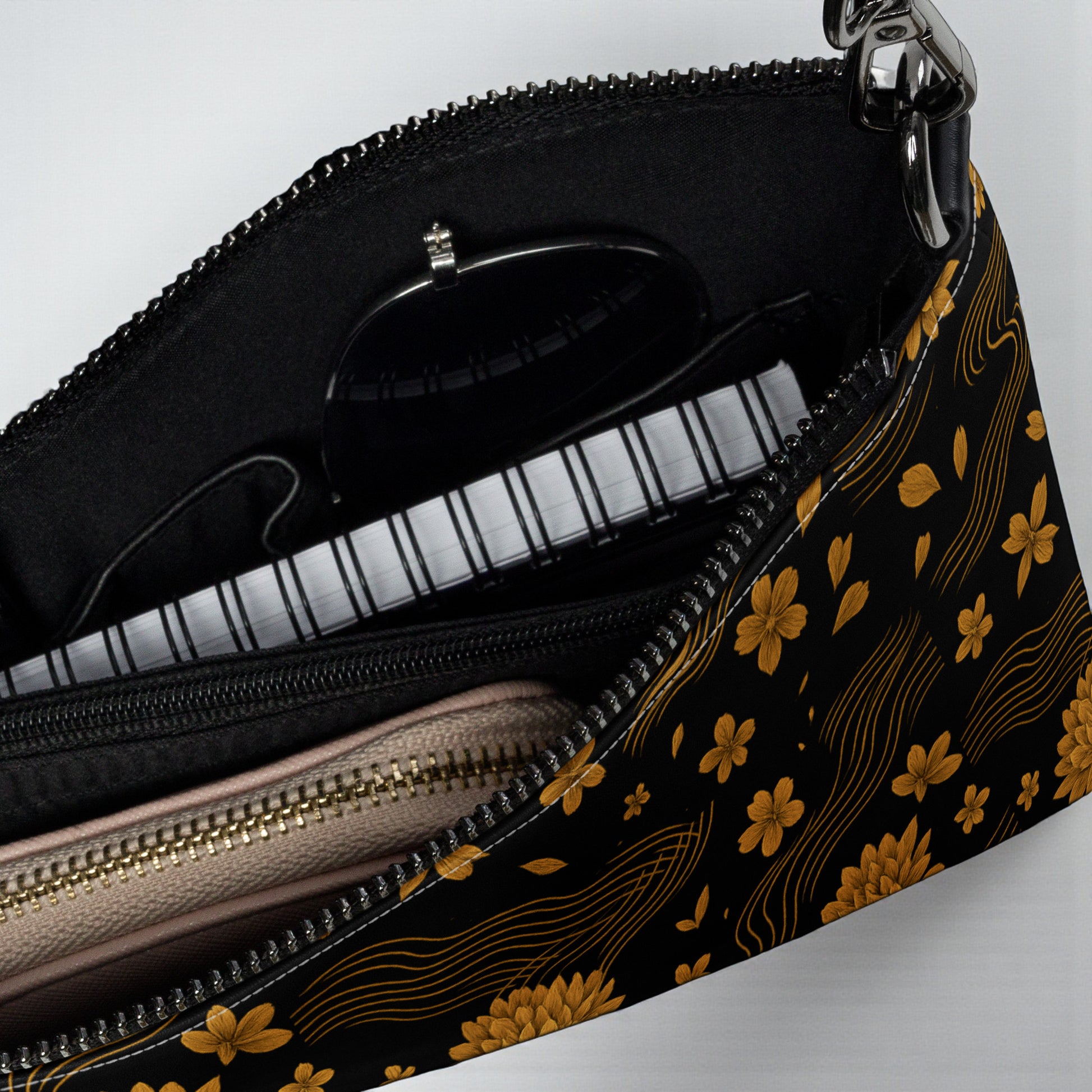 Interior del bolso Crisantemos con cierre de cremallera, forro y bolsillos organizadores