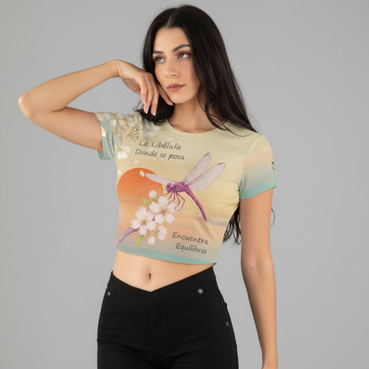 Modelo con crop top de libélula en tonos crema y lavanda, vista fronta