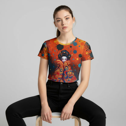 Crop top mujer estampado “Umbral” con figura femenina, vista frontal en modelo sentada