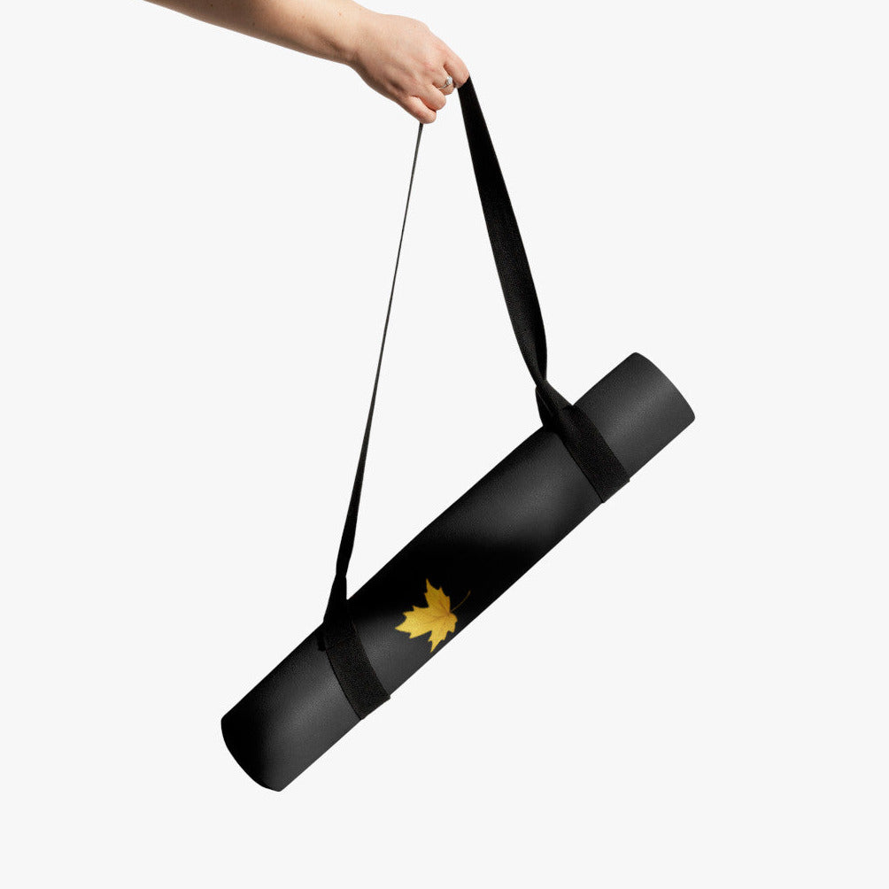 Detalle de mano con correa para transportar esterilla de yoga otono