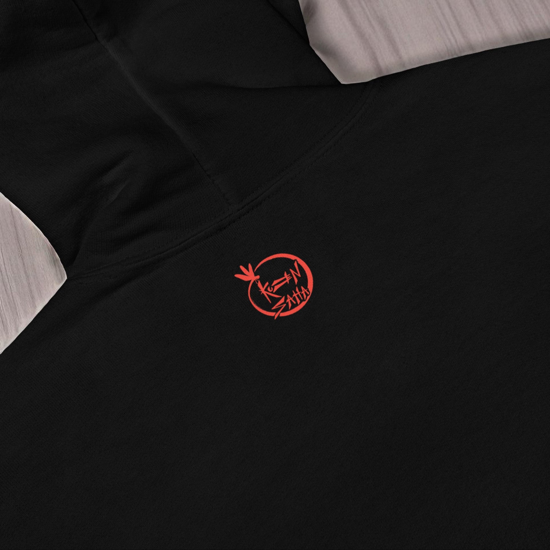 Detalle del estampado logo Kuzen Saha con Libélula en la espalda 