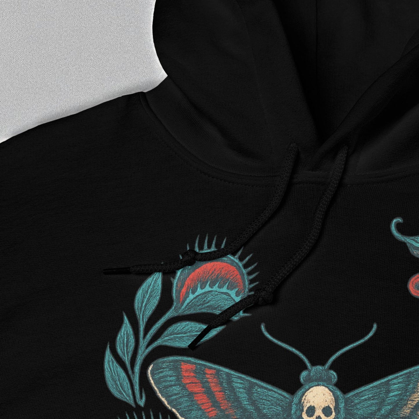 Detalle del estampado polilla calavera y plantas carnívoras en el pecho