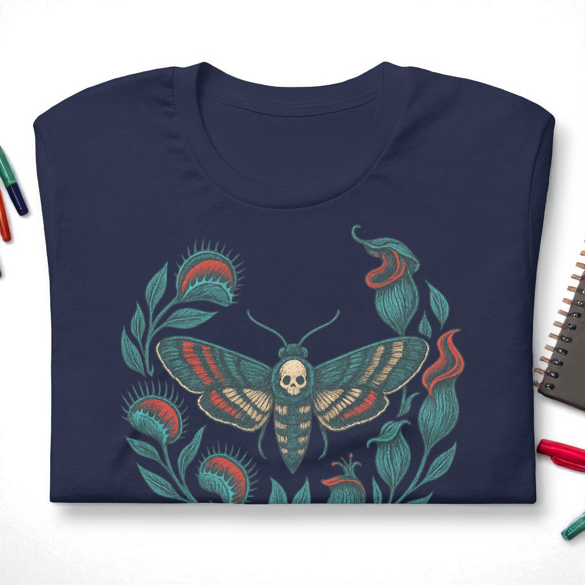 Detalle  diseño camiseta eco unisex. navy Polilla calavera en corona plantas carnivoras botánica