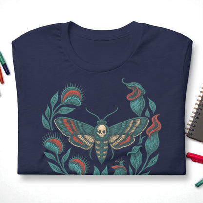 Detalle  diseño camiseta eco unisex. navy Polilla calavera en corona plantas carnivoras botánica