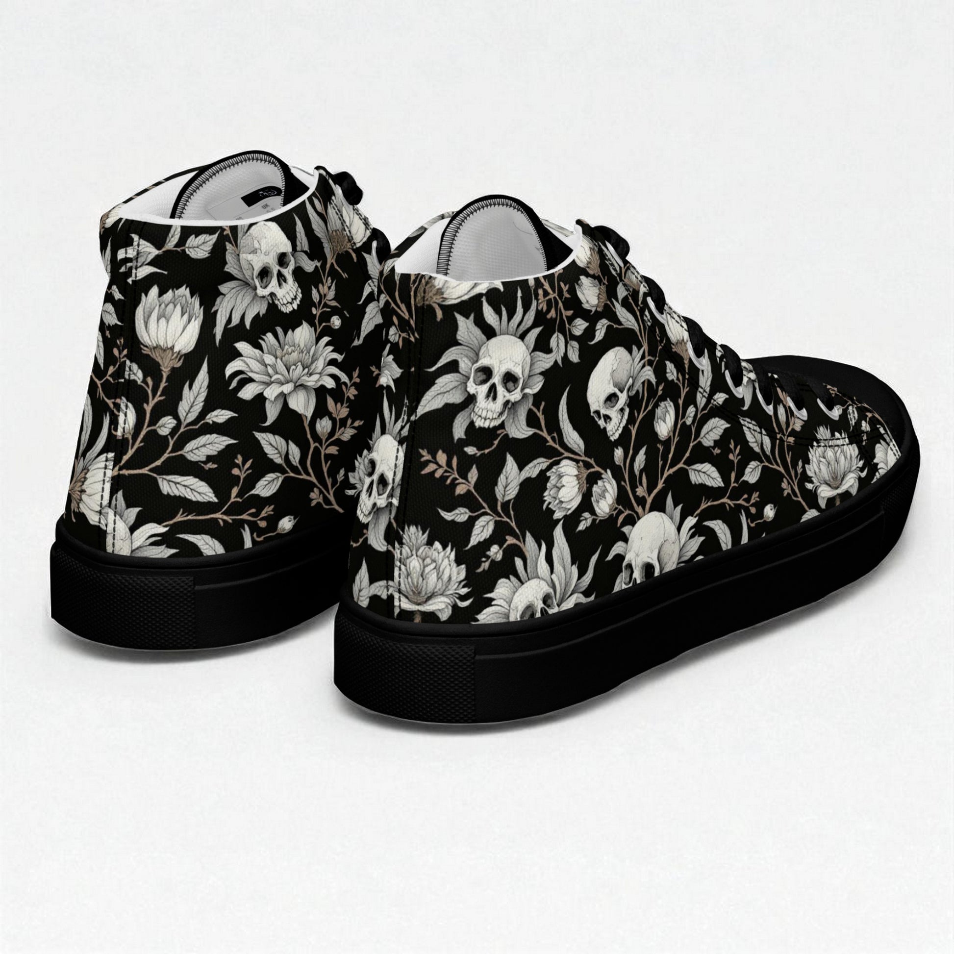  Detalle lateral derecho de las zapatillas hombre  altas negras con calaveras y flores