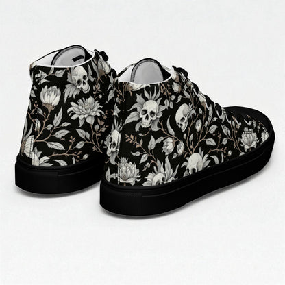  Detalle lateral derecho de las zapatillas hombre  altas negras con calaveras y flores