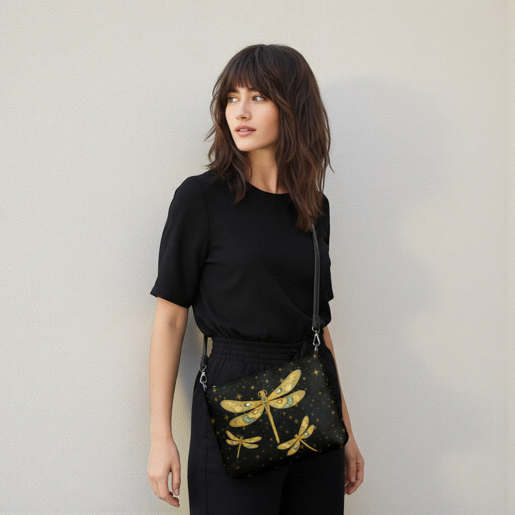 Modelo de perfil con bolso crossbody Dragonfly, fondo gris claro