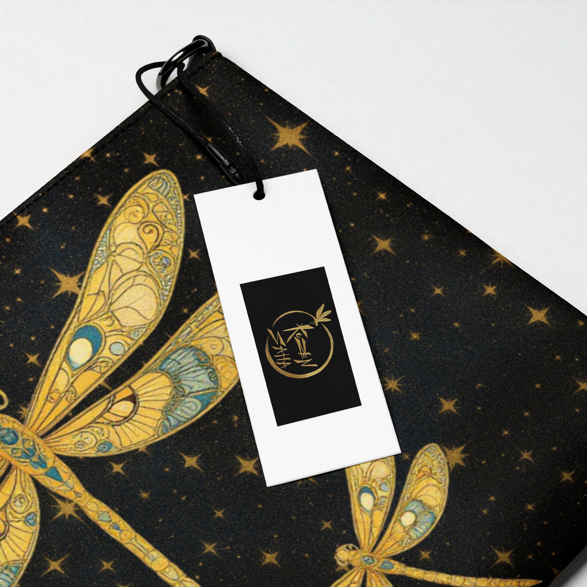 Detalle del estampado de libélulas doradas y etiqueta exterior