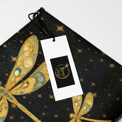 Detalle del estampado de libélulas doradas y etiqueta exterior