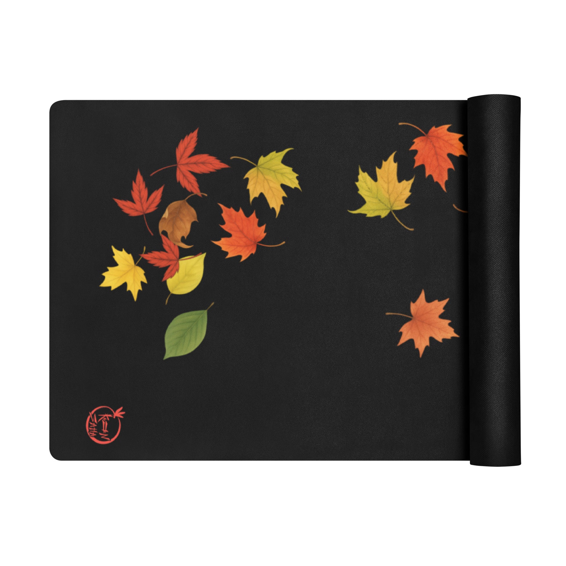 Esterilla de yoga otono enrollada sobre fondo claro