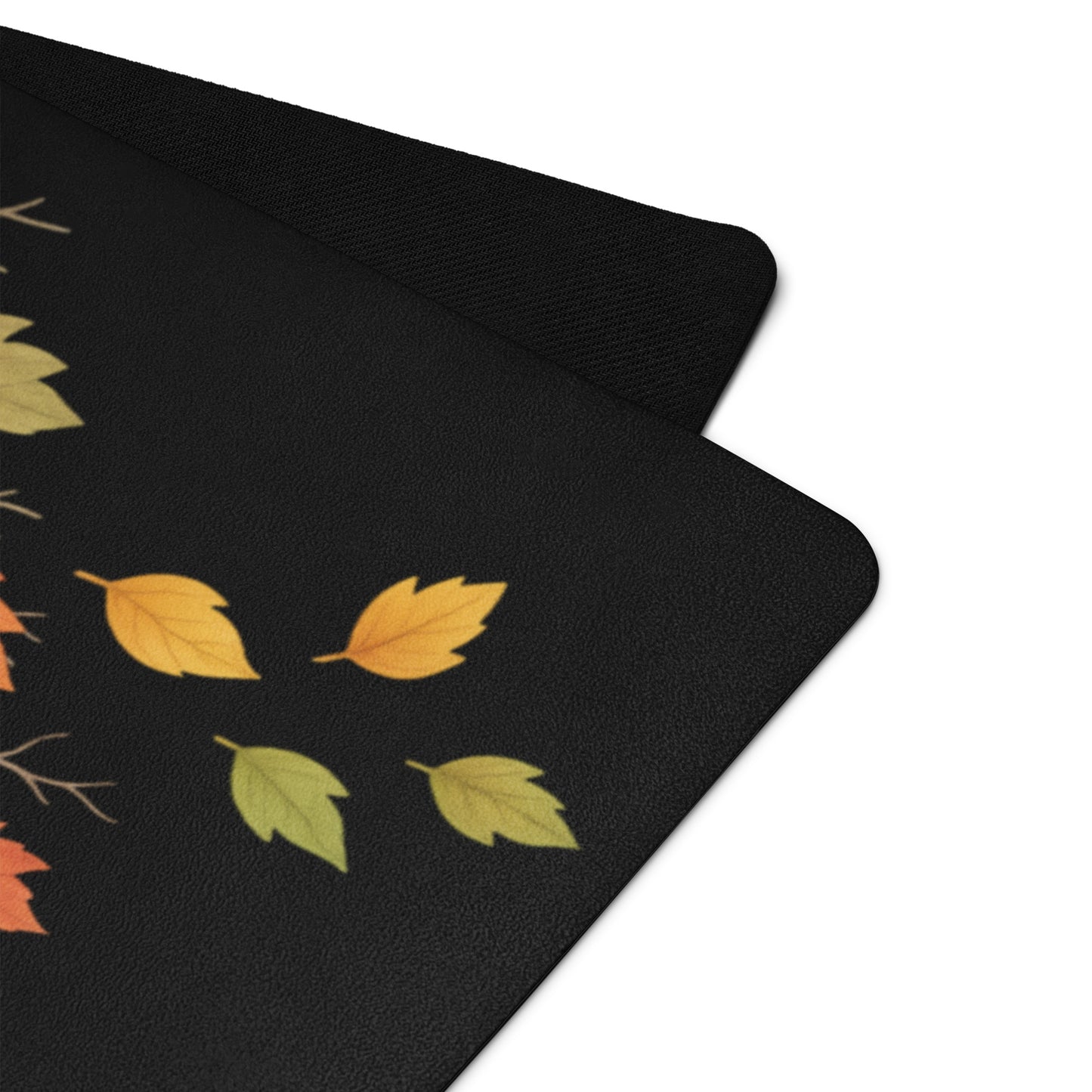 Detalle de la esterilla de yoga otono doblada con hojas de colores