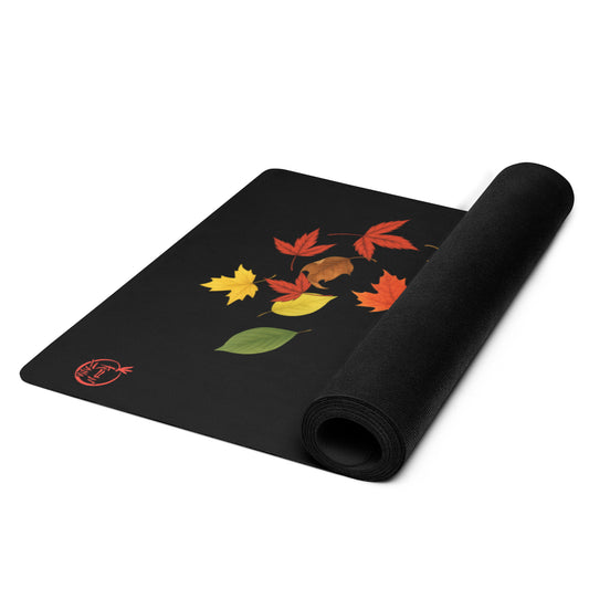 Esterilla de yoga otono enrollada mostrando el diseno de hojas