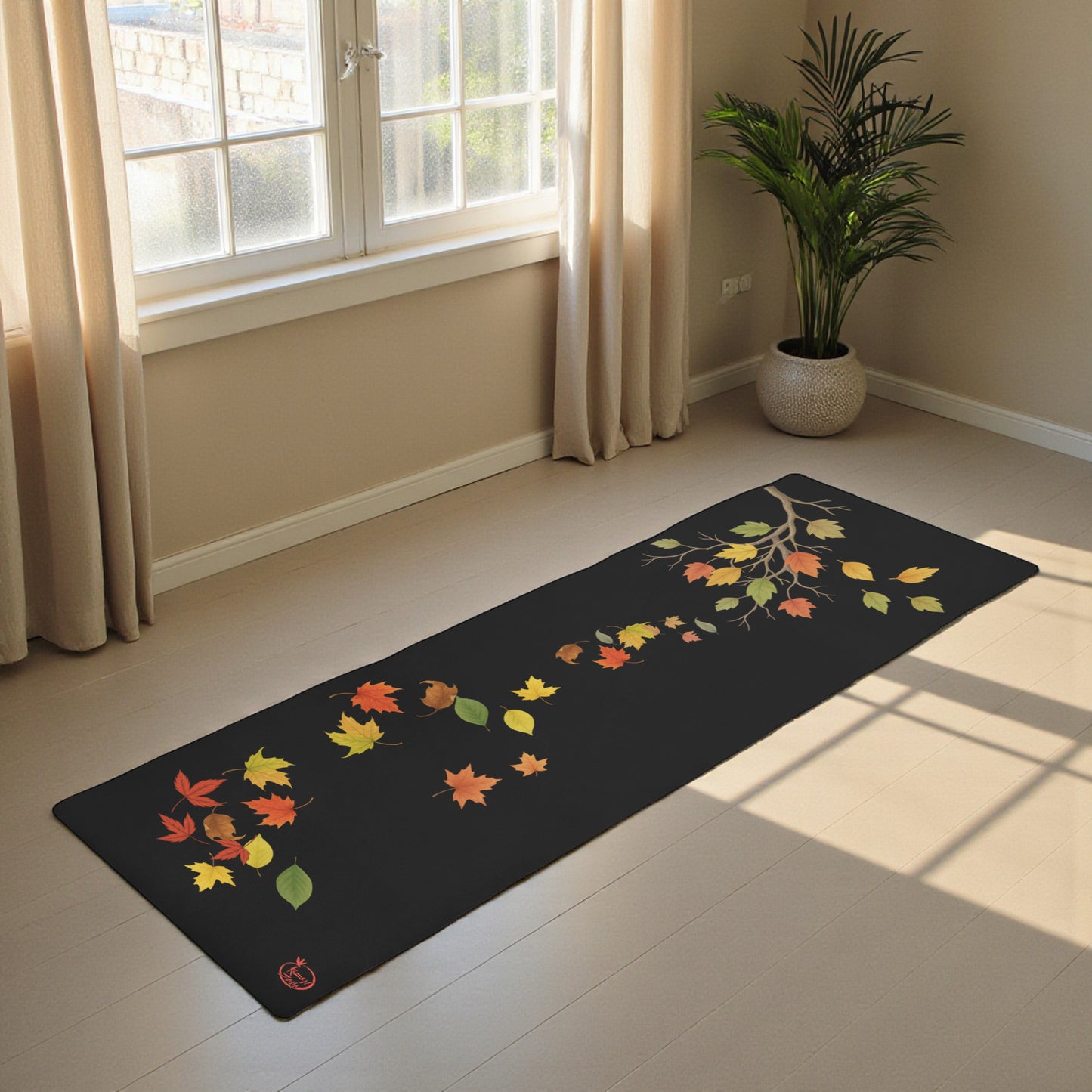 Esterilla de yoga negra con hojas de otono en una sala luminosa