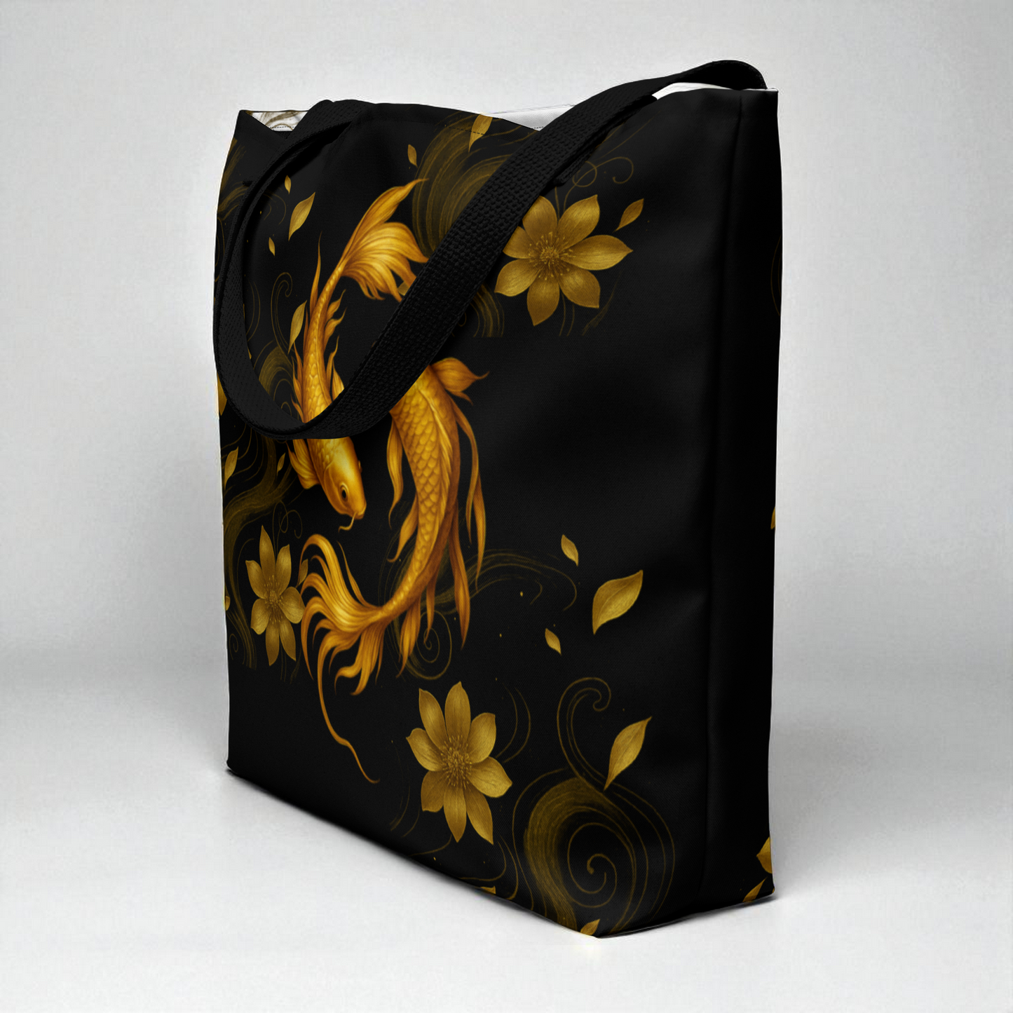 Bolso tote Golden Koi en vista tres cuartos mostrando volumen y diseño del koi, asas negras.
