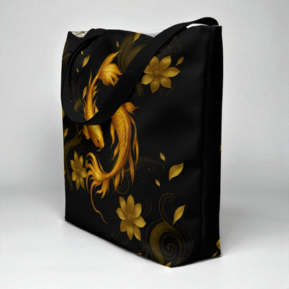 Bolso tote Golden Koi en vista tres cuartos mostrando volumen y diseño del koi, asas negras.