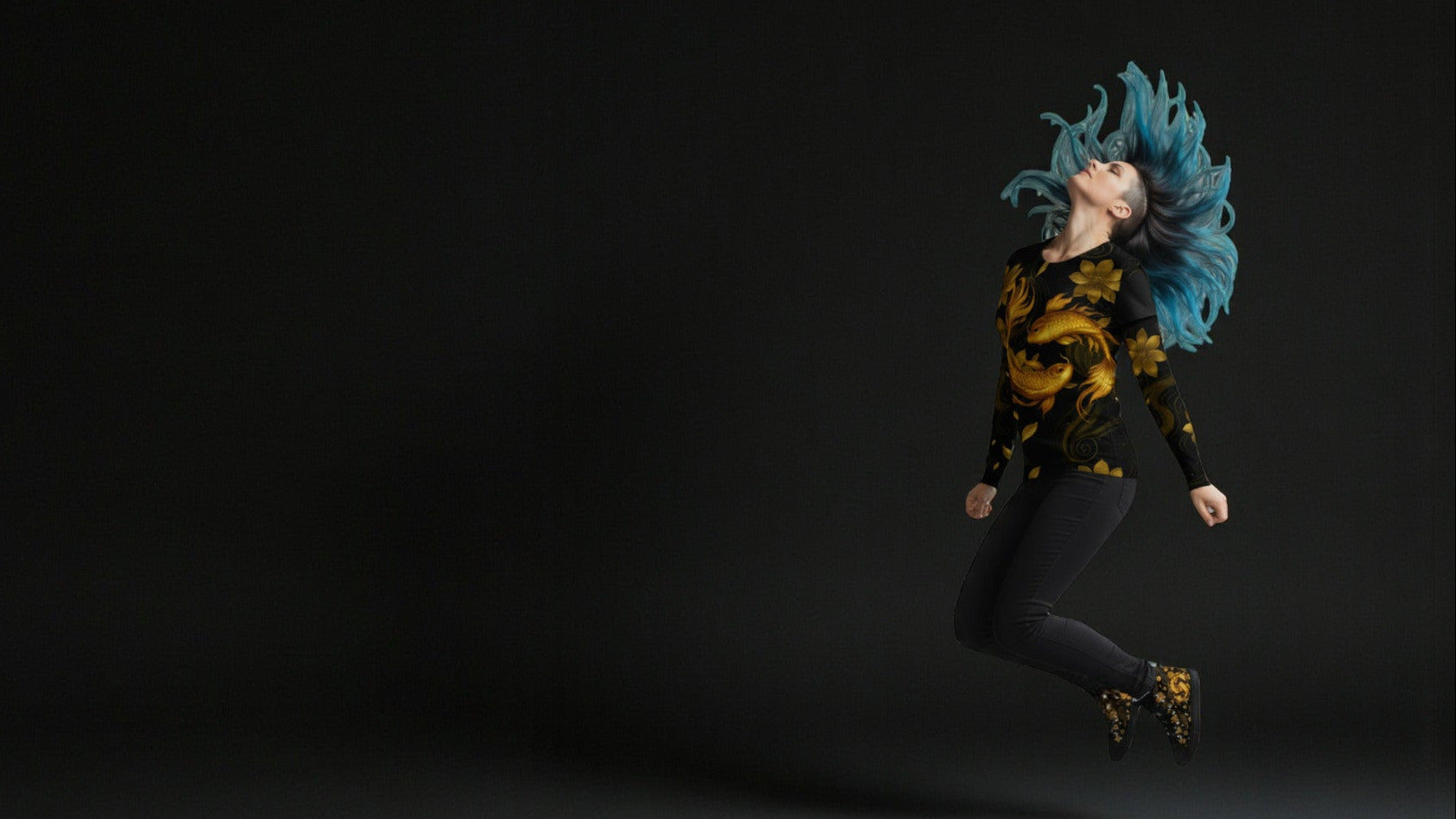 Hero Kuzen Saha sudadera negra Golden Koi modelo saltando fondo oscuro