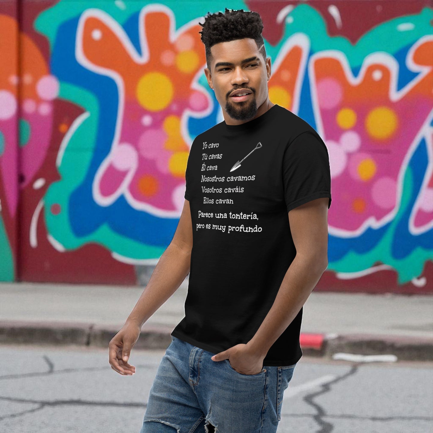 Hombre caminando frente a mural con camiseta negra con frase de broma yo cavo