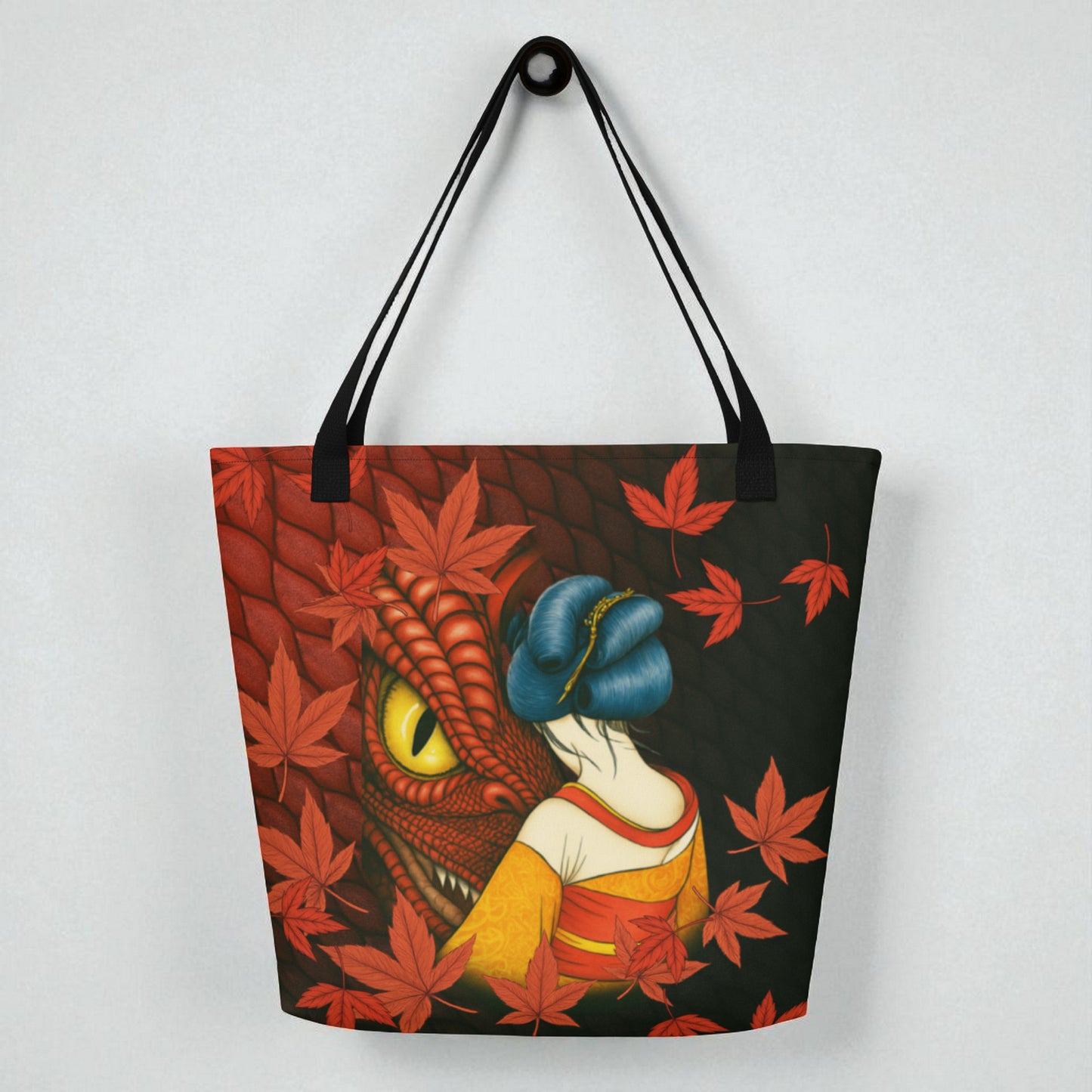 Bolso tote La mirada del Dragón, vista frontal centrada con asas negras, ojo de dragón  sobre pared clara.