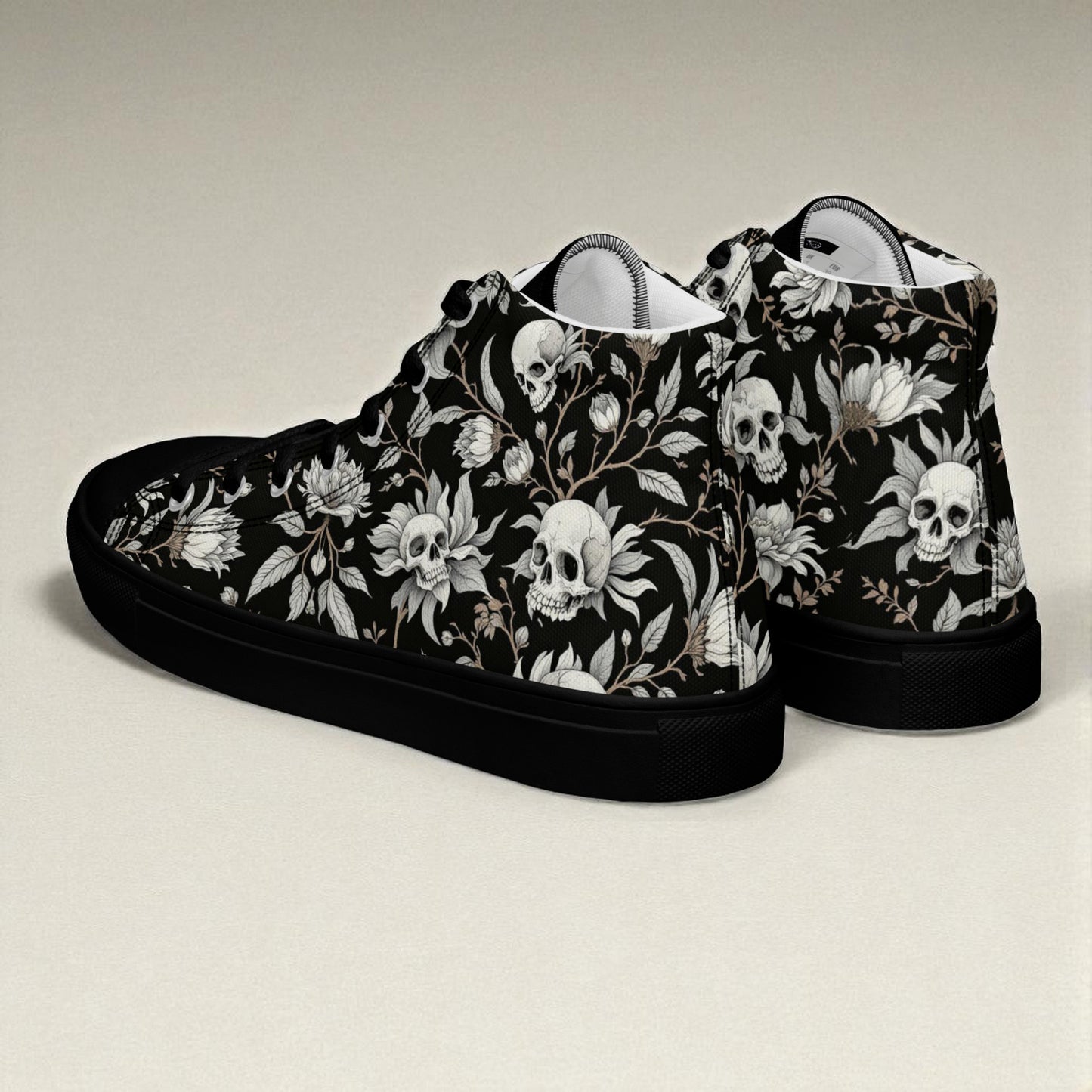 Lateral izquierdo de las zapatillas altas negras con calaveras y flores