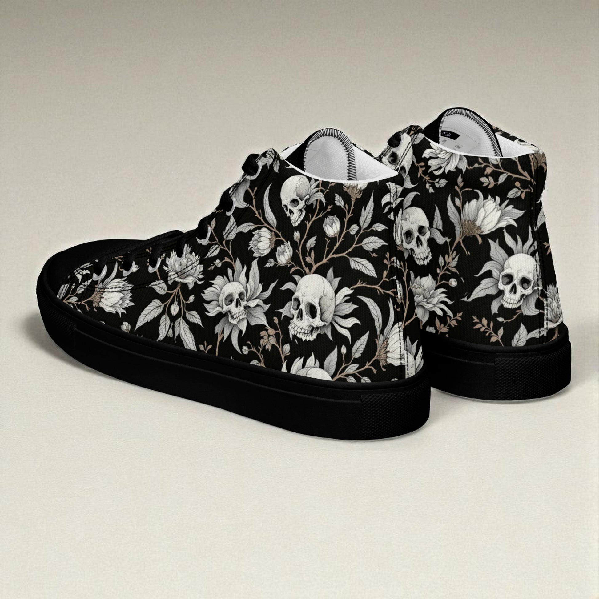 Lateral izquierdo de las zapatillas altas negras con calaveras y flores