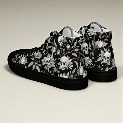 Lateral izquierdo de las zapatillas altas negras con calaveras y flores