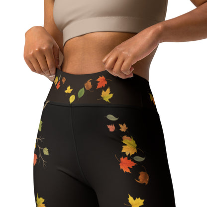 :Detalle de cintura alta en leggings negros con hojas