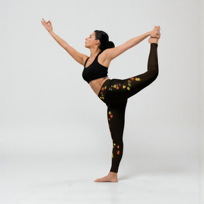 Modelo en postura de equilibrio con leggings de hojas