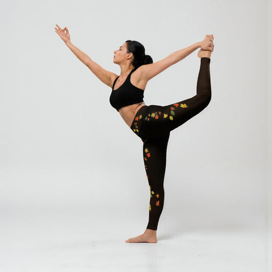 Modelo en postura de equilibrio con leggings de hojas