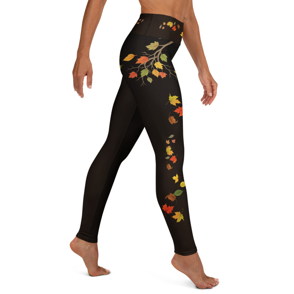 Vista lateral de leggings negros con hojas de colores