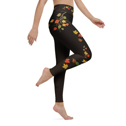 Modelo caminando con leggings de yoga de otoño
