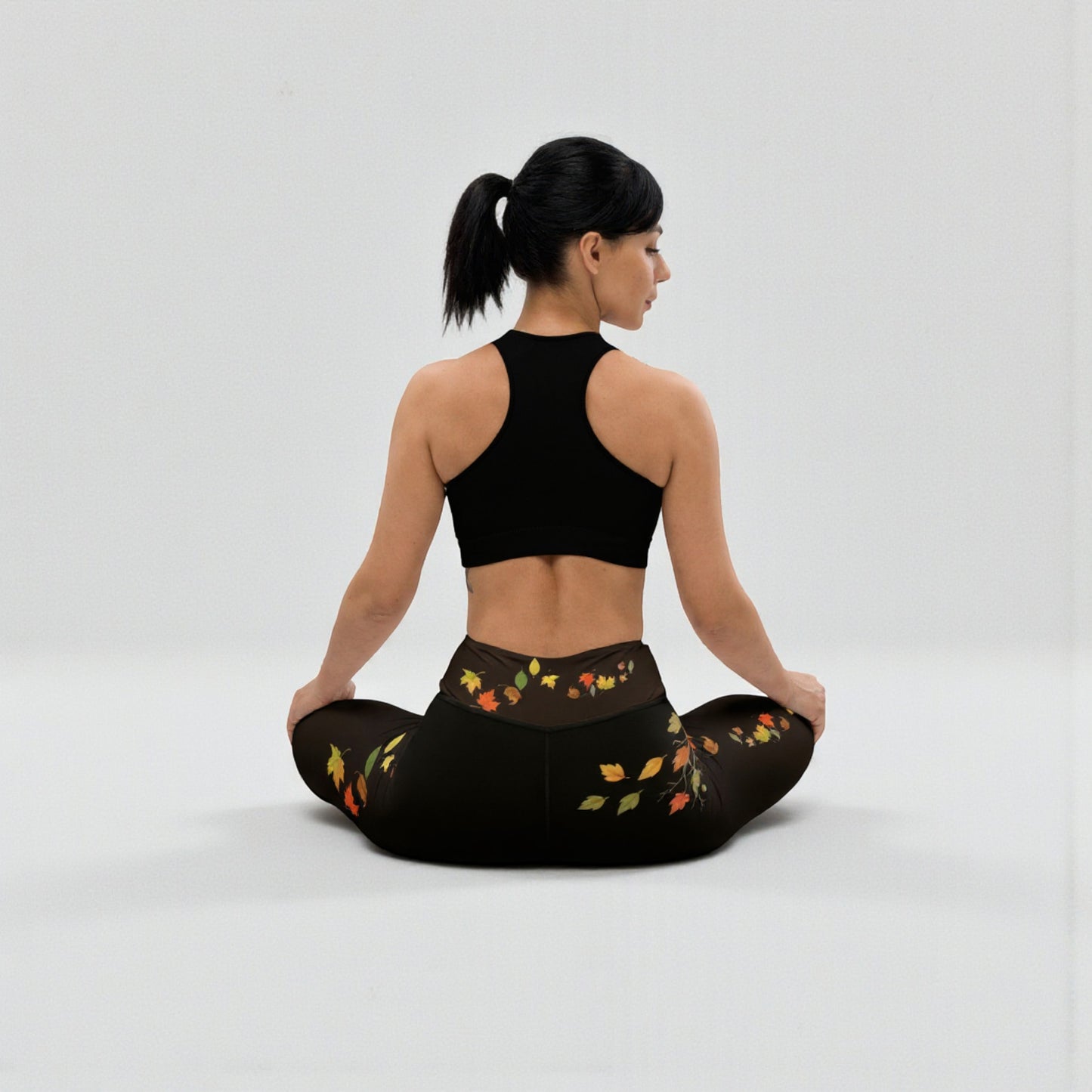 Postura de yoga en el suelo con leggings otoño para mujer espalda