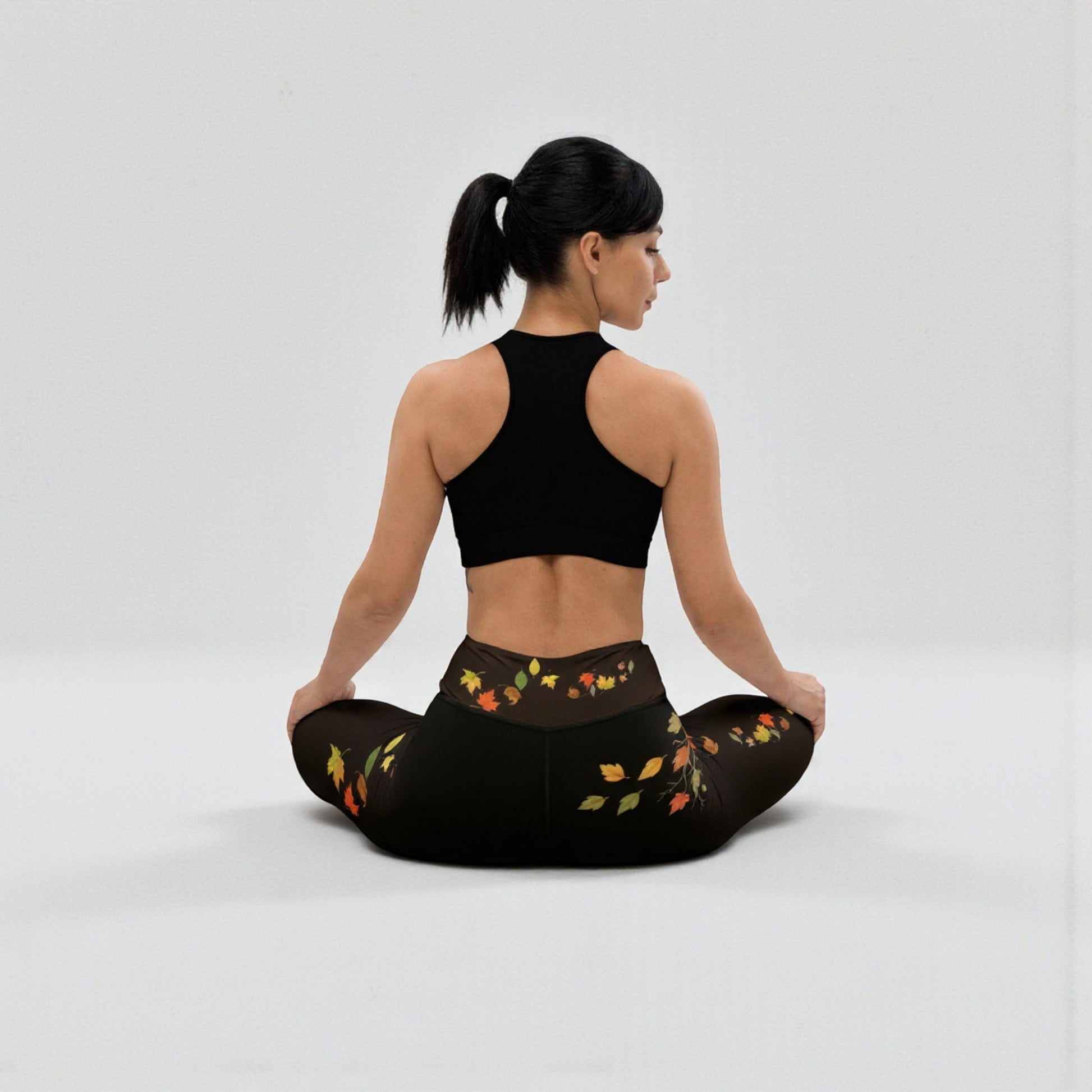 Postura de yoga en el suelo con leggings otoño para mujer espalda