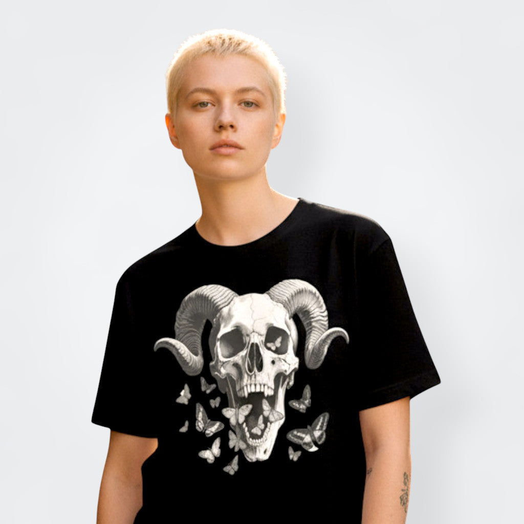 Modelo mujer con camiseta negra unisex craneo de diablo