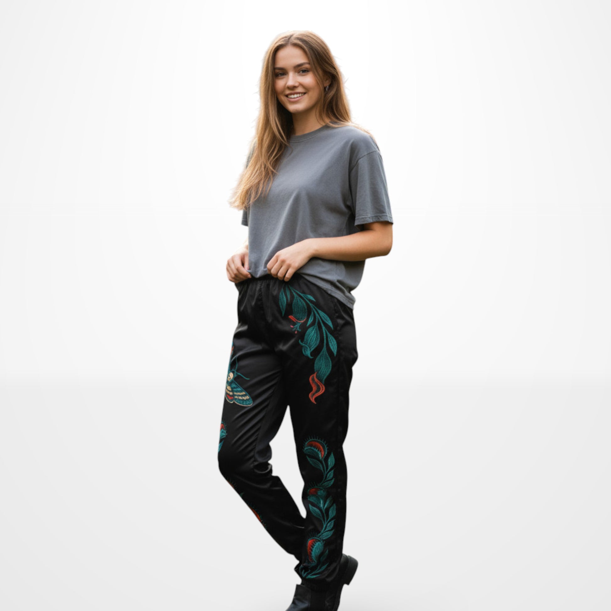 Mujer con pantalón negro estampado, vista lateral izquierdo