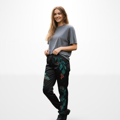 Mujer con pantalón negro estampado, vista lateral izquierdo