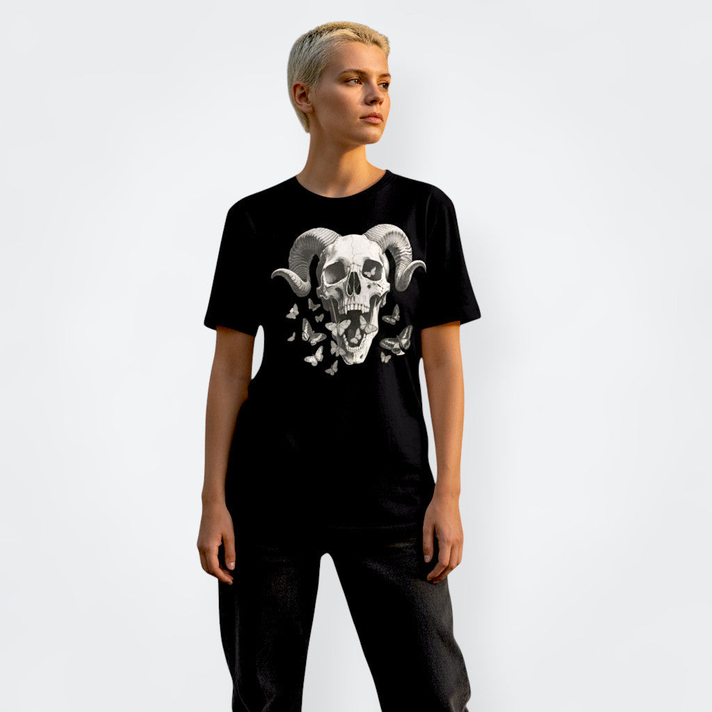 Mujer de pie  con camiseta negra unisex craneo de diablo