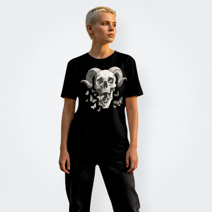 Mujer de pie  con camiseta negra unisex craneo de diablo