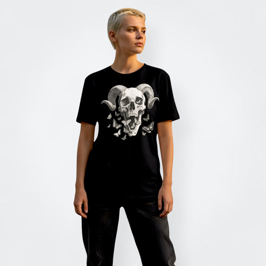 Mujer de pie  con camiseta negra unisex craneo de diablo