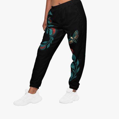 Mujer  pantalón negro estampado, vista frontal.