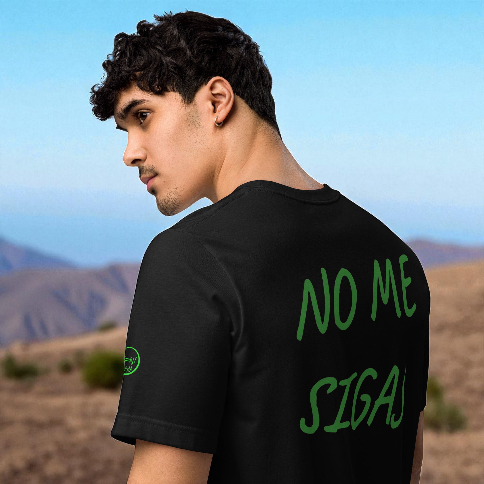 Camiseta negra unisex, «NO ME SIGAS», vista lateral en modelo