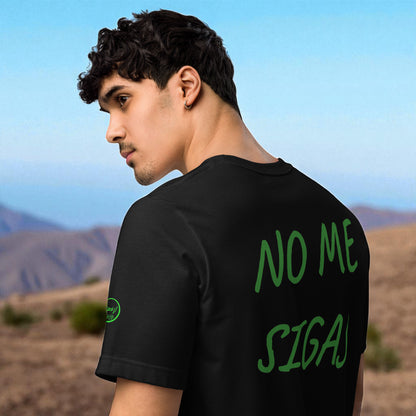 Camiseta negra unisex, «NO ME SIGAS», vista lateral en modelo