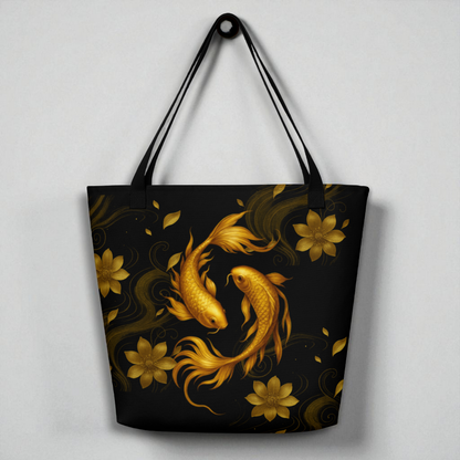 Vista frontal del bolso tote negro con pez koi dorado y flores.