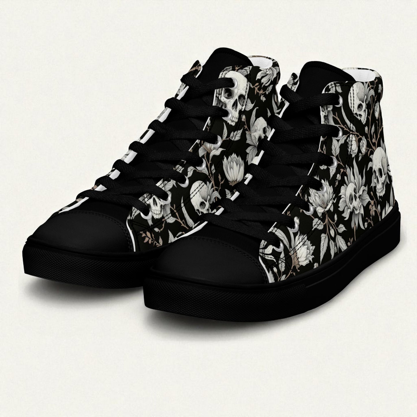 Par Zapatilla alta negra mujer  con calaveras y flores  vista diagonal