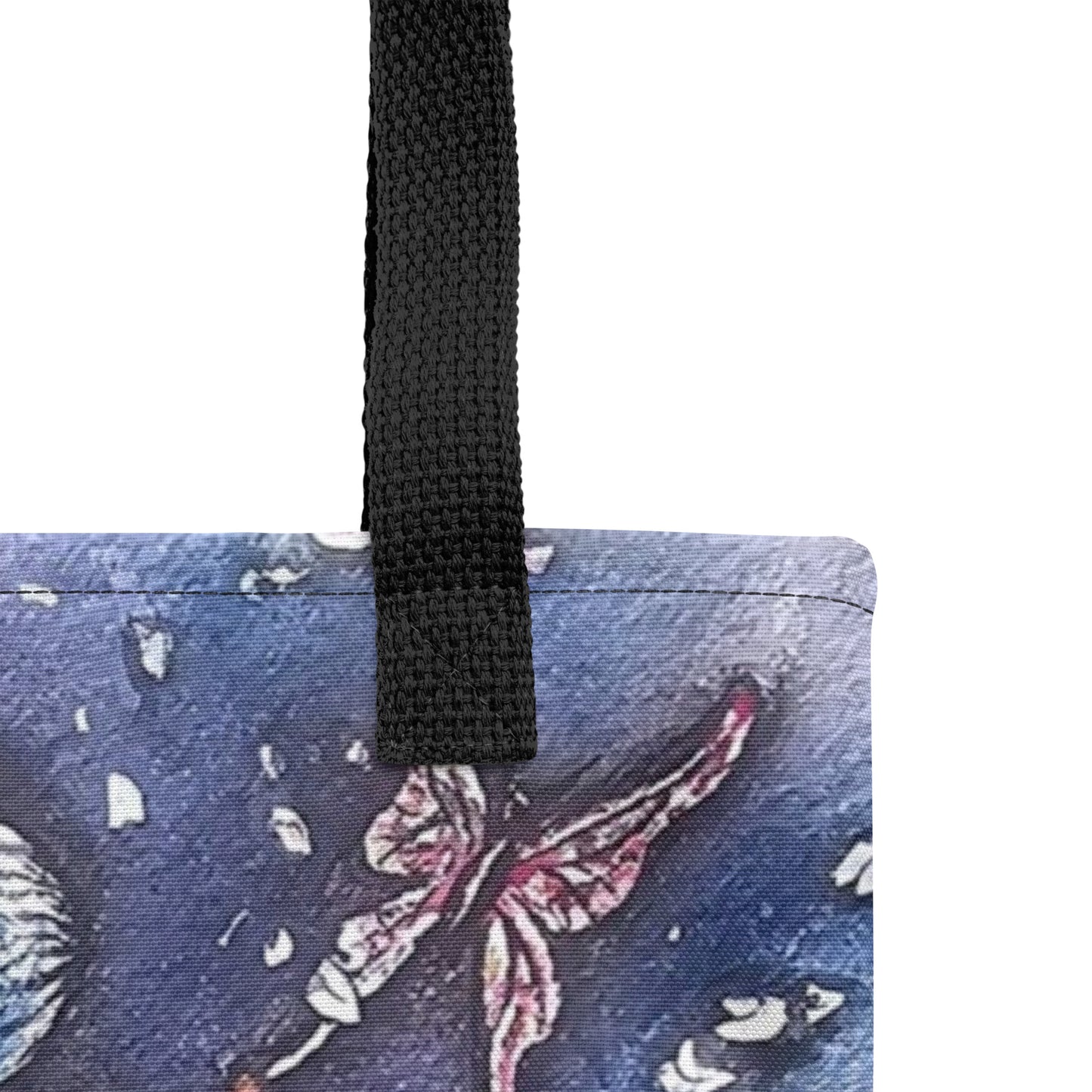 Detalle de asa negra y textura de bolso tote con ilustración japonesa de mujer y libélula