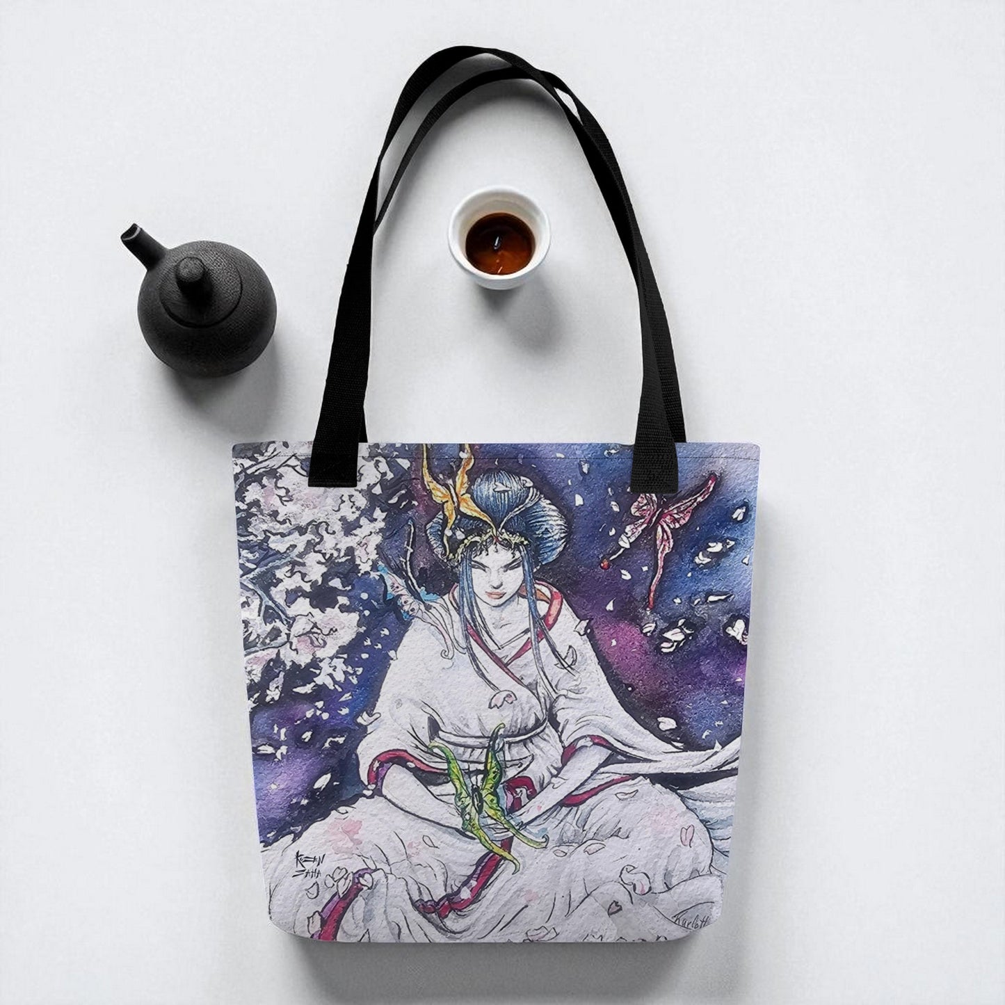 Bolso tote Paz Interior en vista superior sobre superficie blanca con una taza de cerámica, asas negras.