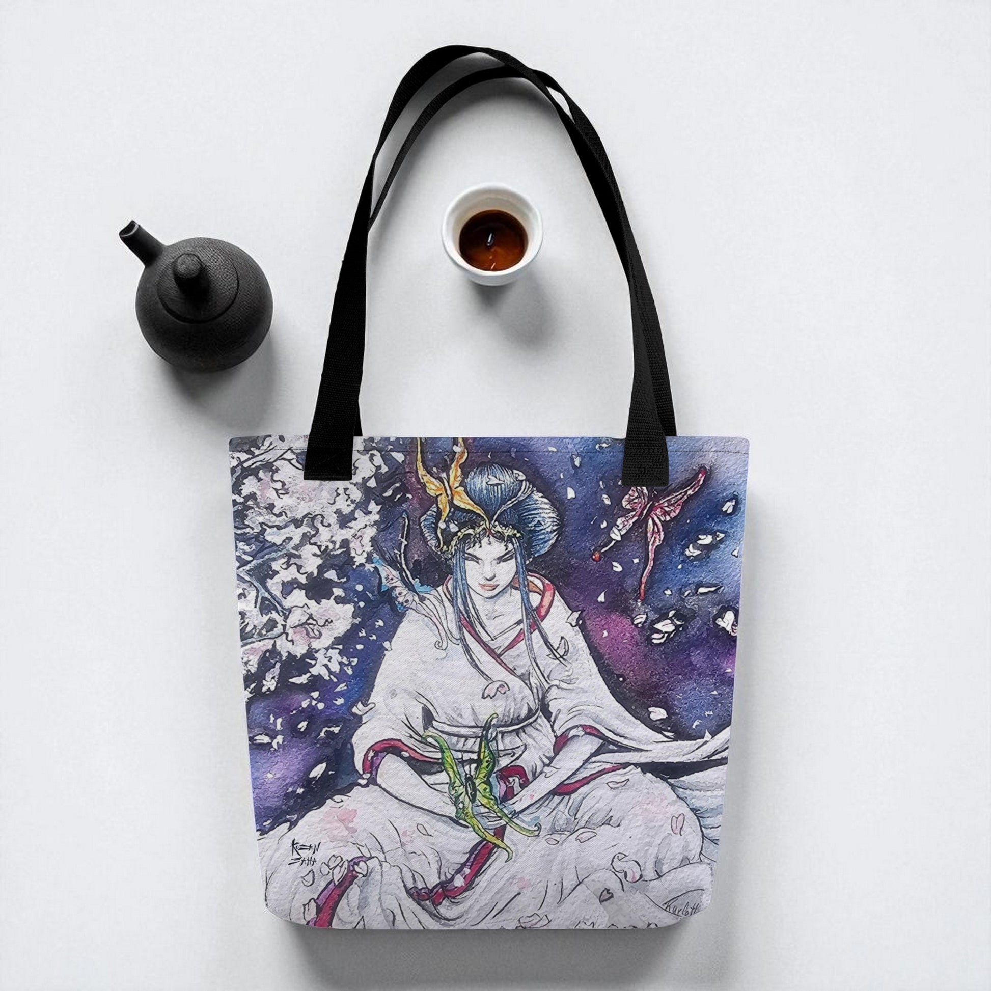 Bolso tote Paz Interior en vista superior sobre superficie blanca con una taza de cerámica, asas negras.