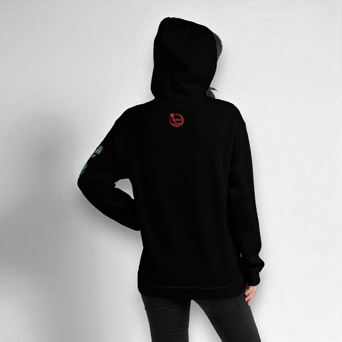 Sudadera con capucha negra polilla calavera vista espalda con logo  en modelo