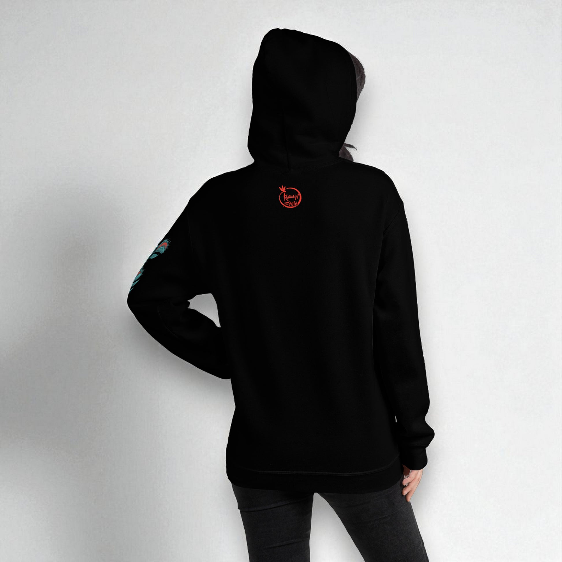 Sudadera con capucha negra polilla calavera vista espalda con logo  en modelo