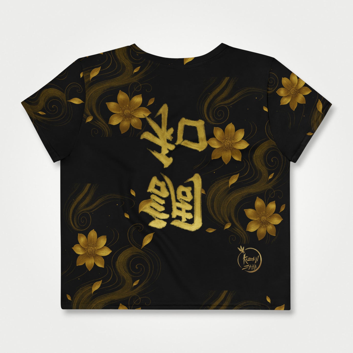 Top corto negro con diseño koi dorado vista posterior con kanji armonia 